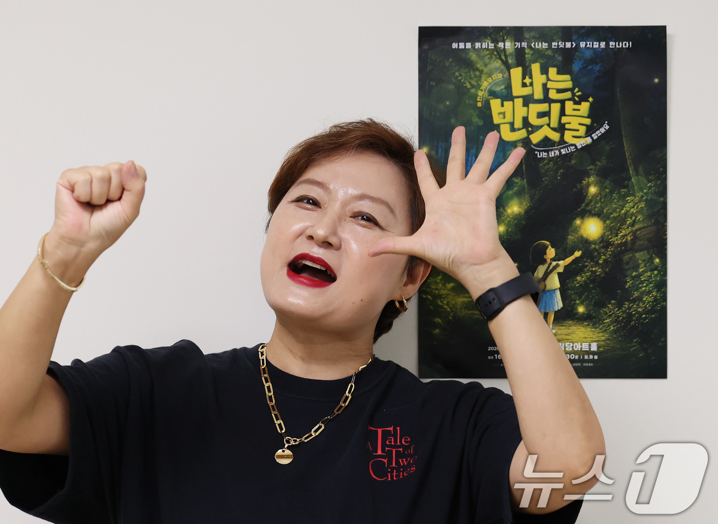 (서울=뉴스1) 오대일 기자 = 뮤지컬 '나는 반딧불' 최인숙 안무 감독이 3일 서울 동작구 드림스테이지 스튜디오에서 주요 안무를 소개하고 있다.어린이·가족 뮤지컬 '나는 반딧불' …