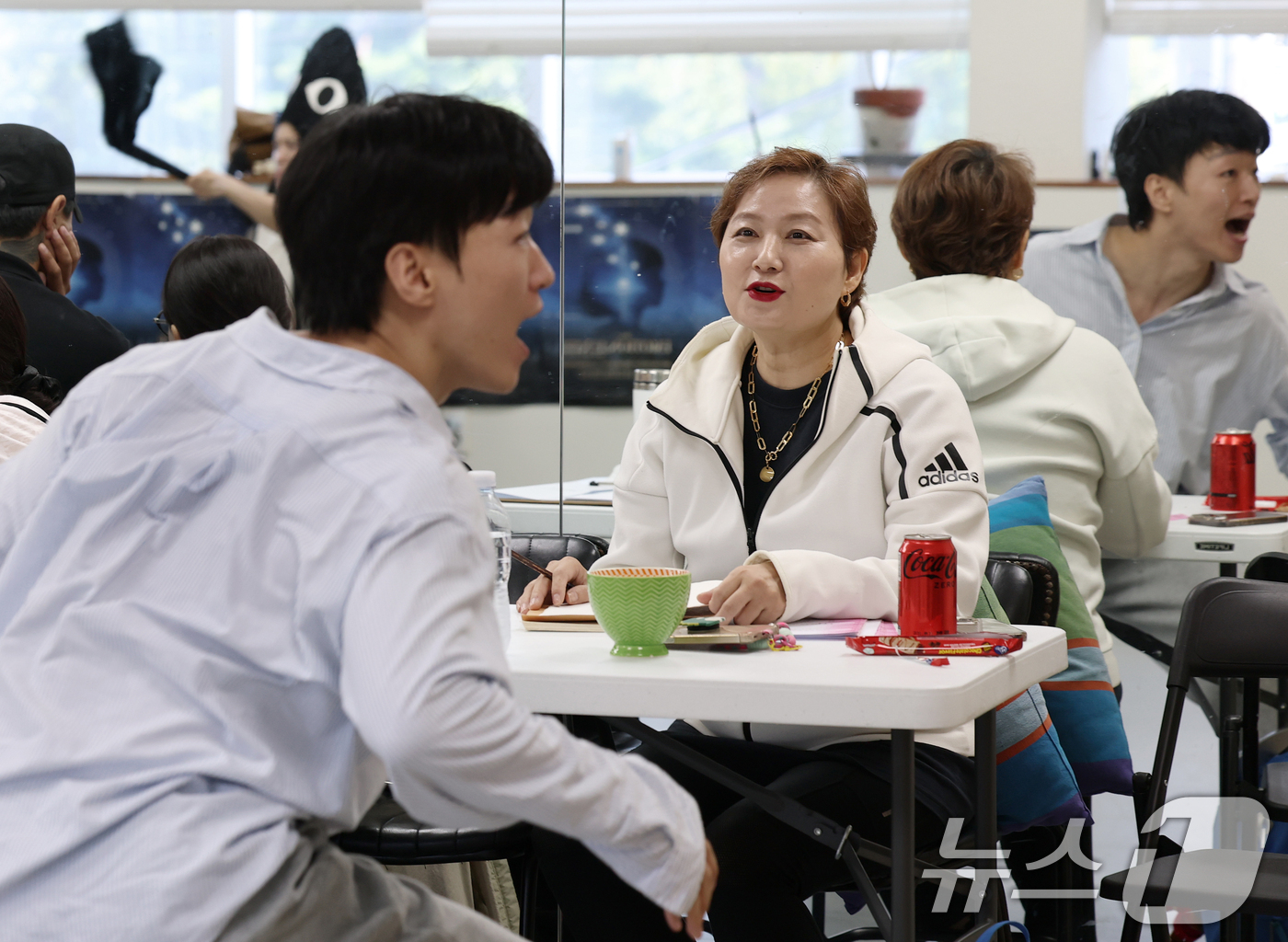 (서울=뉴스1) 오대일 기자 = 뮤지컬 '나는 반딧불' 최인숙 안무 감독이 3일 서울 동작구 드림스테이지 스튜디오에서 열린 배우들의 리허설을 지켜보고 있다.어린이·가족 뮤지컬 '나 …