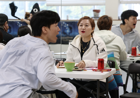 리허설 지켜보는 '나는 반딧불' 최인숙 안무 감독