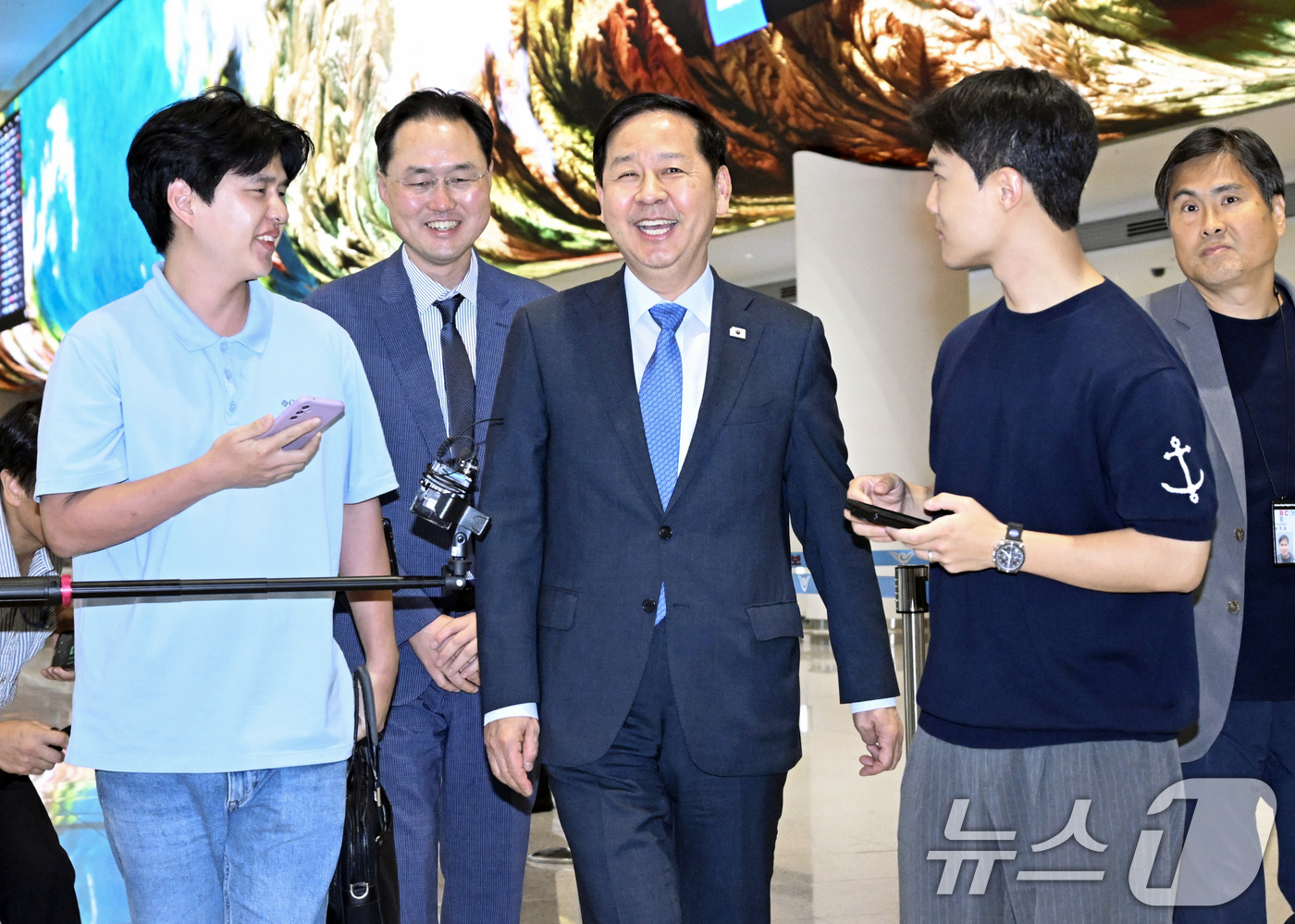 (인천공항=뉴스1) 이호윤 기자 = 구윤철 부총리 겸 재정경제부 장관이 주요 20개국(G20) 재무장관 중앙은행총재 회의를 마친 후 3일 인천국제공항 제2여객터미널을 통해 귀국하고 …