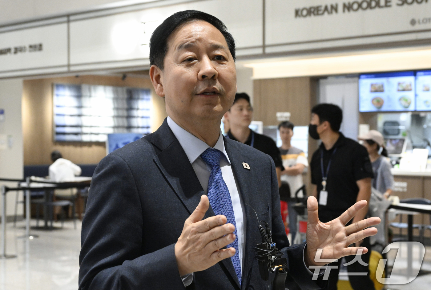 (인천공항=뉴스1) 이호윤 기자 = 구윤철 부총리 겸 재정경제부 장관이 주요 20개국(G20) 재무장관 중앙은행총재 회의를 마친 후 3일 인천국제공항 제2여객터미널으로 귀국해 취재 …