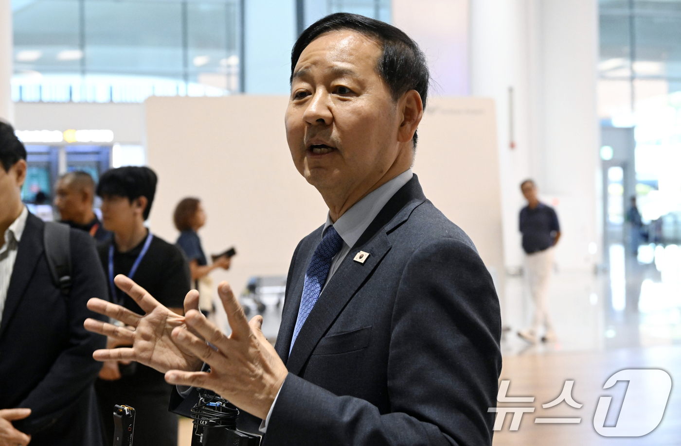 (인천공항=뉴스1) 이호윤 기자 = 구윤철 부총리 겸 재정경제부 장관이 주요 20개국(G20) 재무장관 중앙은행총재 회의를 마친 후 3일 인천국제공항 제2여객터미널으로 귀국해 취재 …