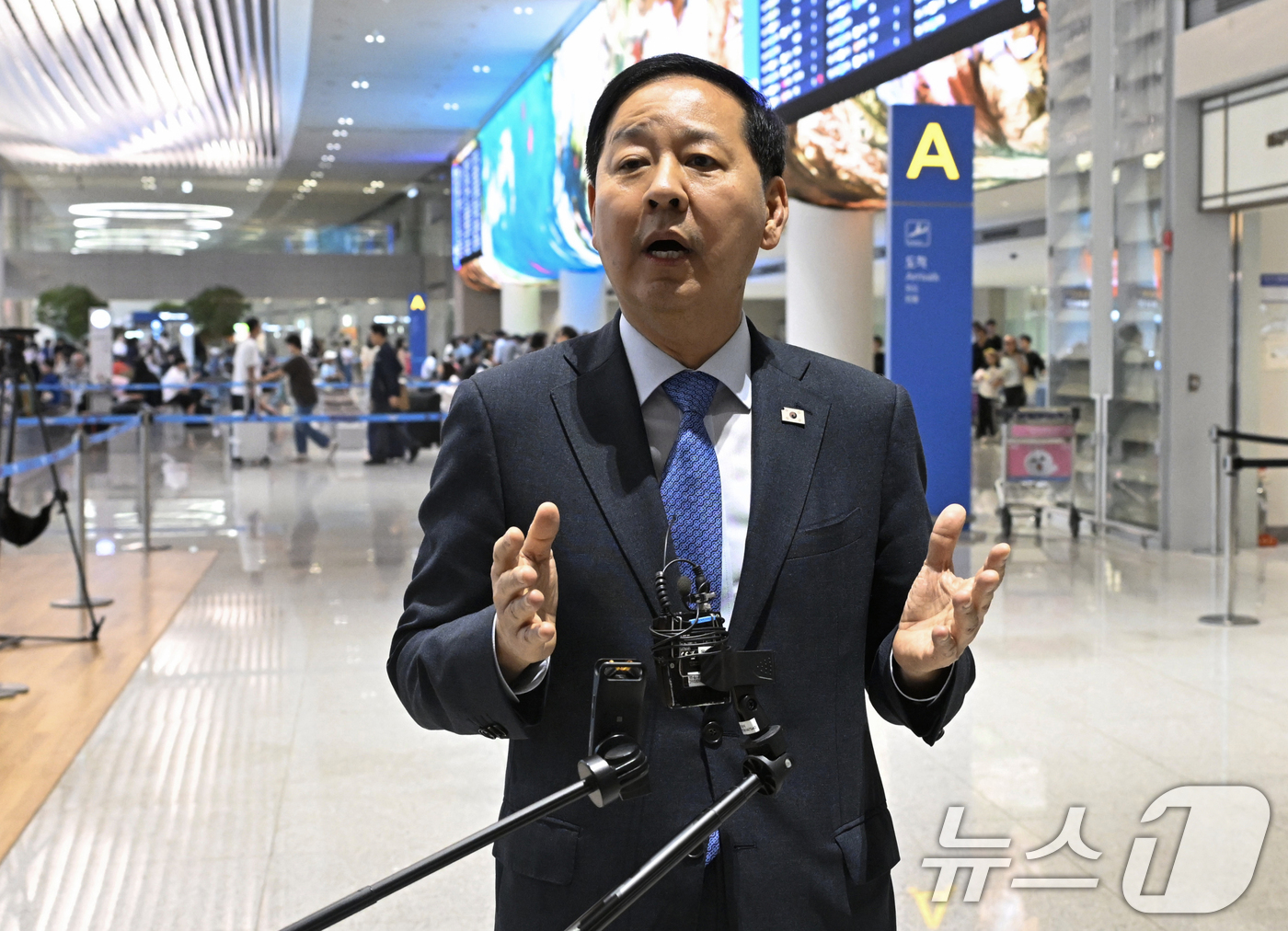 (인천공항=뉴스1) 이호윤 기자 = 구윤철 부총리 겸 재정경제부 장관이 주요 20개국(G20) 재무장관 중앙은행총재 회의를 마친 후 3일 인천국제공항 제2여객터미널으로 귀국해 취재 …