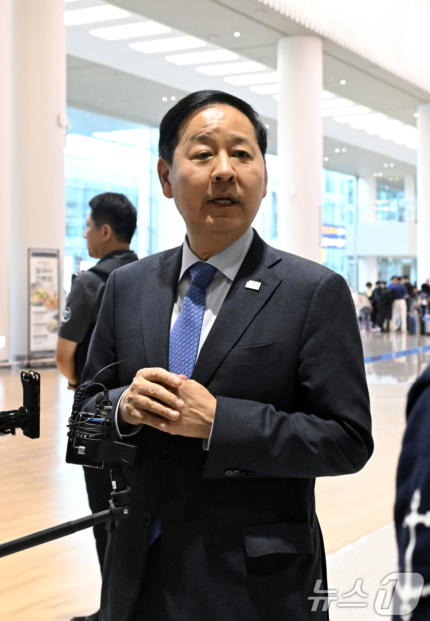 (인천공항=뉴스1) 이호윤 기자 = 구윤철 부총리 겸 재정경제부 장관이 주요 20개국(G20) 재무장관 중앙은행총재 회의를 마친 후 3일 인천국제공항 제2여객터미널으로 귀국해 취재 …