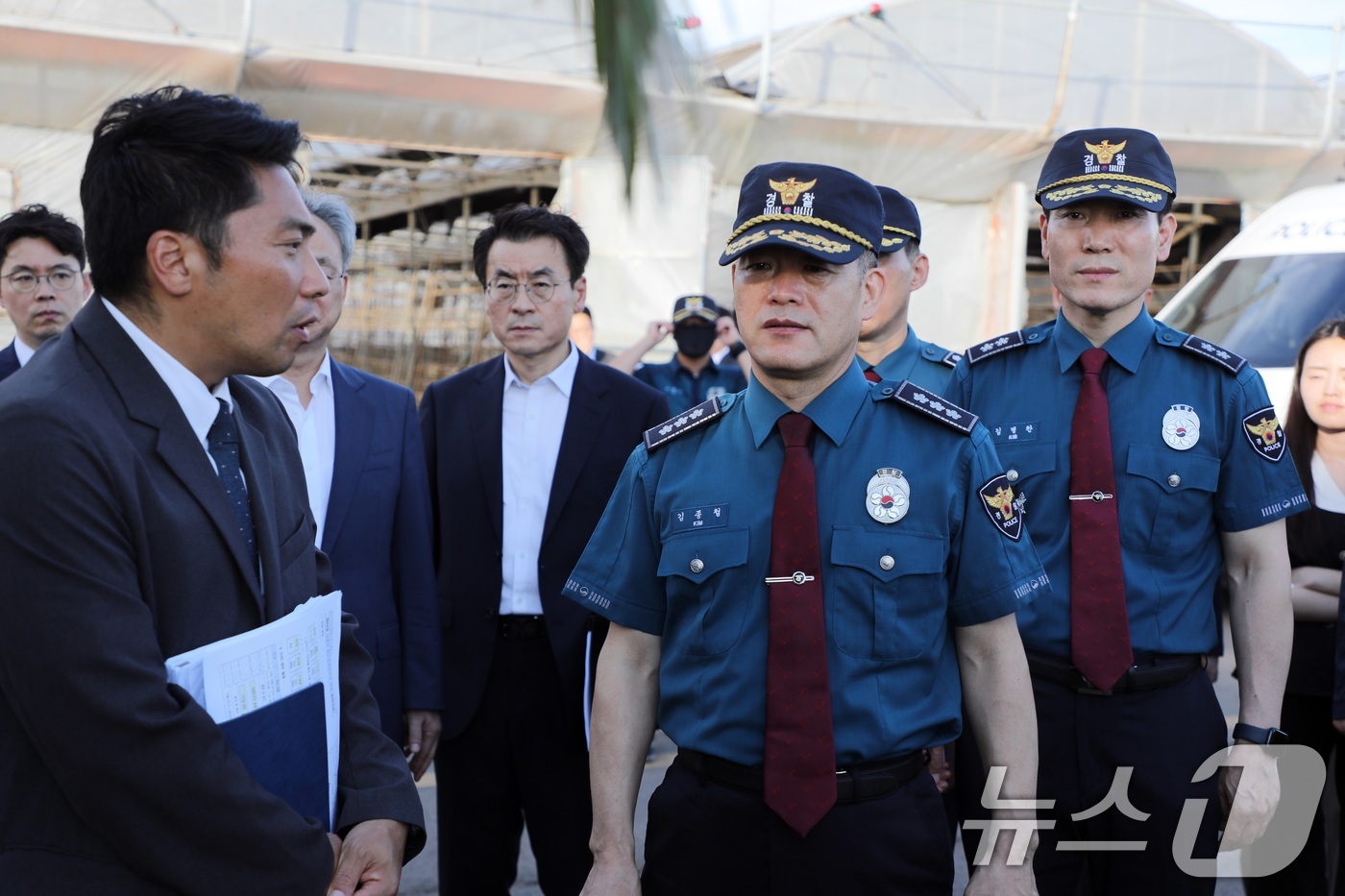 (제주=뉴스1) 고동명 기자 = 3일 오후 제주시 한림읍에서 김종철 신임 경찰청장 직무대행과 김병찬 신임 제주경찰청장 등이 허위종결 사건으로 논란이 된 30대 여성 장모씨 사망 장 …