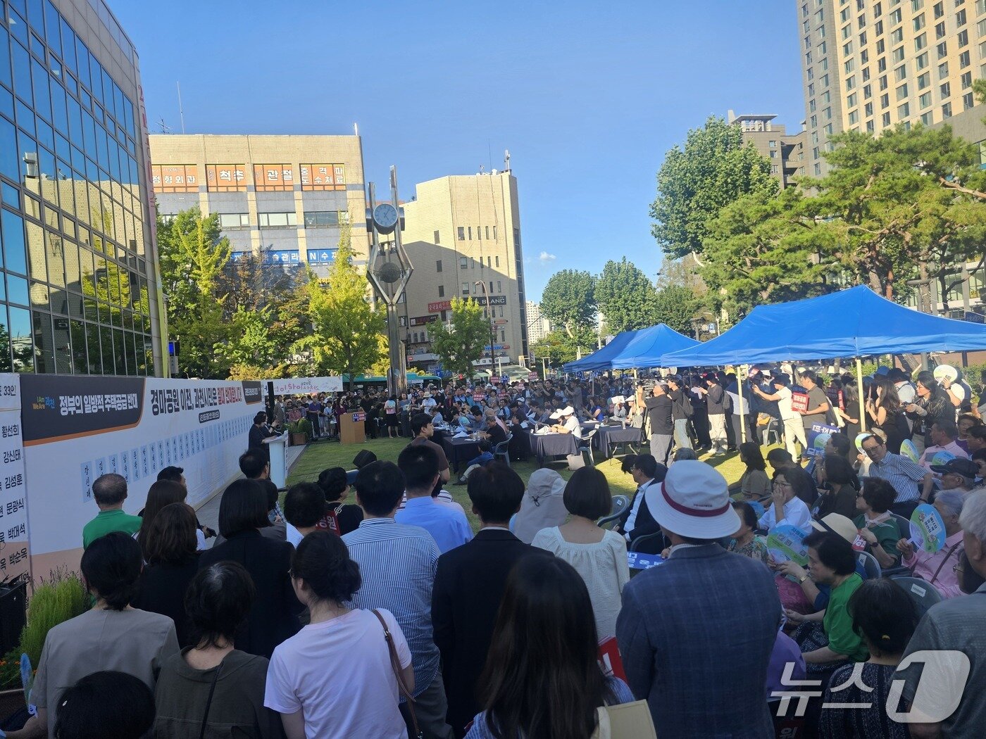 본문 이미지 - 과천시 중앙동 소재 시민회관 시계탑 광장 일대에서 '정부의 일방적인 주택공급정책 반대 기자회견'에 참석한 시민들.2026.9.3 ⓒ 뉴스1 유재규 기자