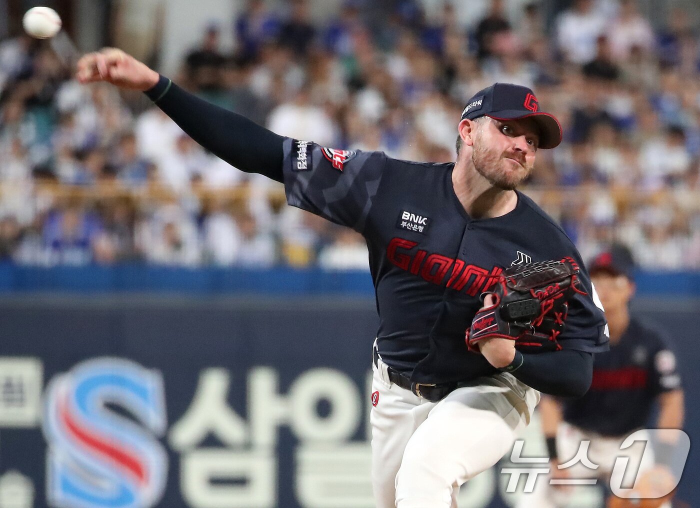 본문 이미지 - 3일 오후 대구 삼성라이온즈파크에서 열린 프로야구 '2026 신한은행 SOL KBO리그' 롯데 자이언츠와 삼성 라이온즈의 경기, 롯데 선발 투수 비슬리가 역투하고 있다. 2026.9.3 ⓒ 뉴스1 공정식 기자