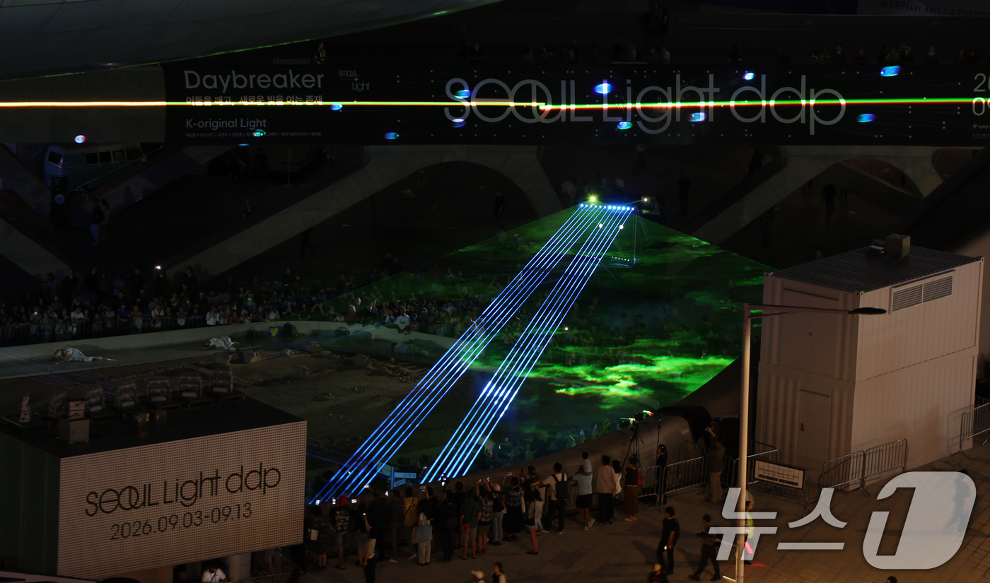 (서울=뉴스1) 김진환 기자 = 3일 서울 중구 동대문디자인플라자(DDP)에서 개막한 '서울라이트 DDP 2026 가을'에서 화려한 미디어아트 작품들이 공개되고 있다.오는 13일까 …