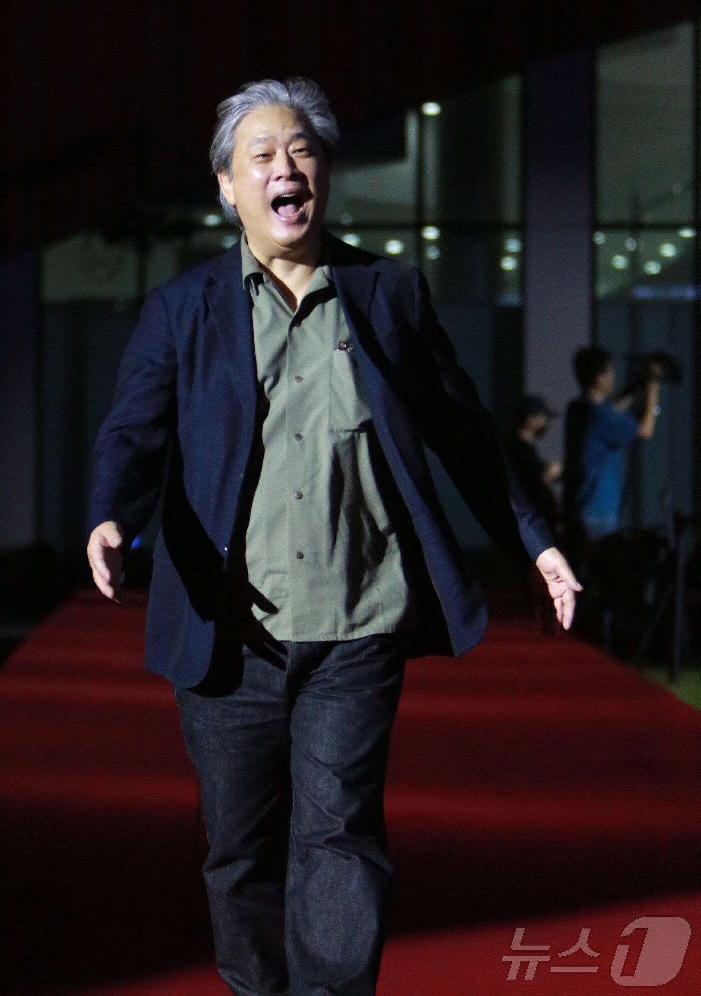 본문 이미지 - 3일 오후 충북 제천시 예술의전당에서 열린 22회 제천국제음악영화제(JIMFF) 개막식 레드카펫 행사에서 박찬욱 영화감독이 장항준 제천영화제 집행위원장(왕과 사는 남자 감독)을 보자 반갑게 인사하고 있다. 2026.9.3 ⓒ 뉴스1 손도언 기자