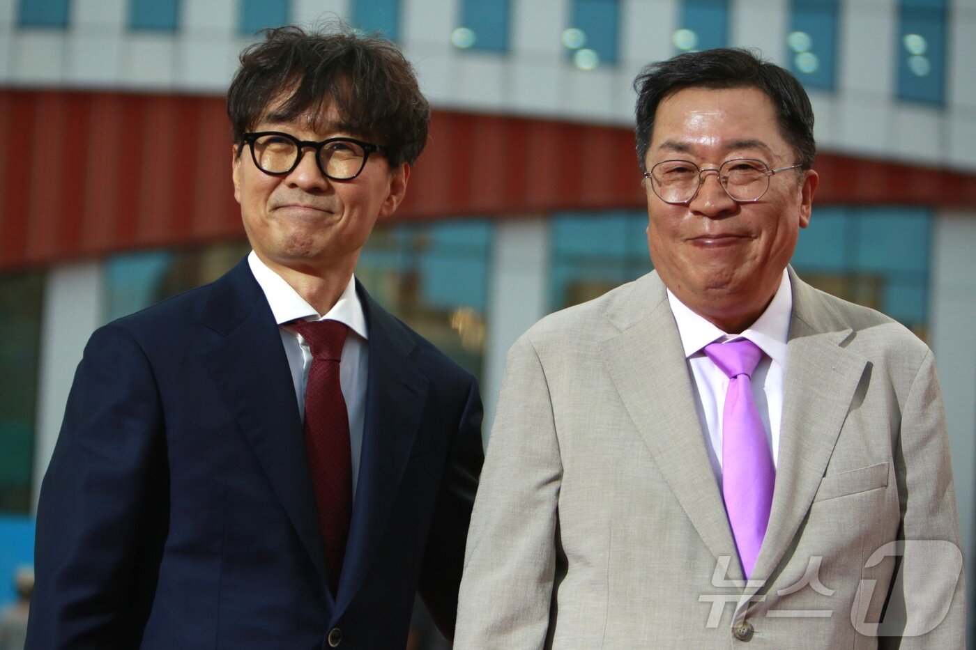 본문 이미지 - 3일 오후 충북 제천시 예술의전당에서 열린 22회 제천국제음악영화제(JIMFF) 개막식 레드카펫 행사에서 장항준 제천영화제 집행위원장과 이상천 조직위원장(제천시장)이 포즈를 취하고 있다. 2026.9.3 ⓒ 뉴스1 손도언 기자