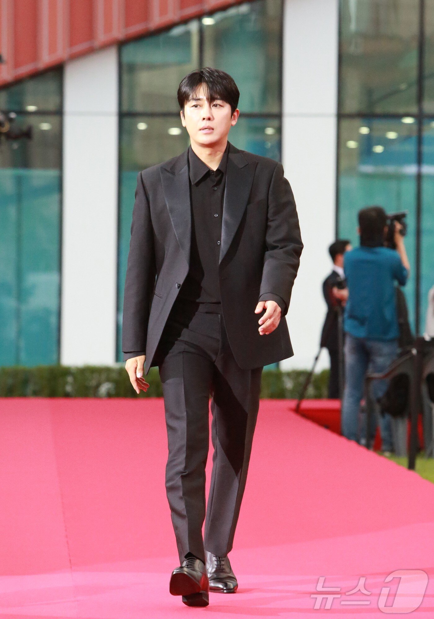 본문 이미지 - 3일 오후 충북 제천시 예술의전당에서 열린 22회 제천국제음악영화제(JIMFF) 개막식 레드카펫 행사에서 배우 손호준이 레드카펫을 밟고 있다. 2026.9.3 ⓒ 뉴스1 손도언 기자