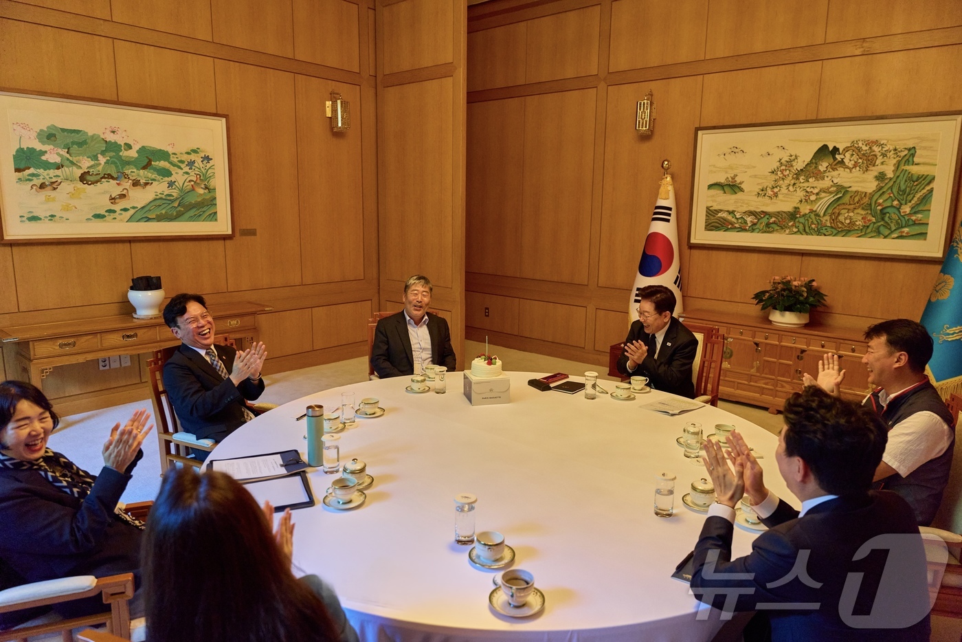 (서울=뉴스1) 허경 기자 = 이재명 대통령이 3일 청와대에서 열린 양대 노총위원장 차담에서 생일을 맞은 김동명 한국노총 위원장을 참석자들과 함께 축하하고 있다. (청와대 제공. …