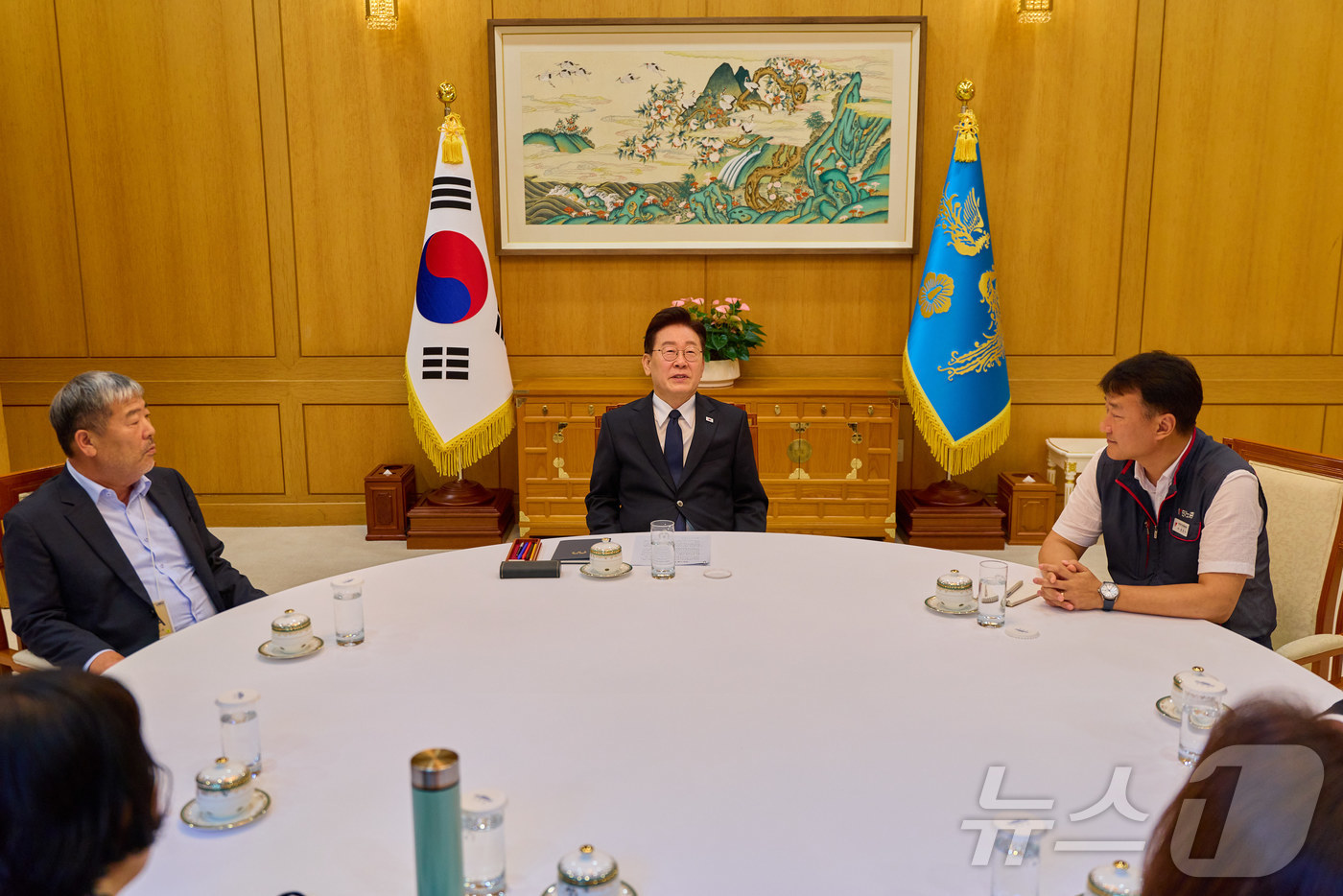 (서울=뉴스1) 허경 기자 = 이재명 대통령이 3일 청와대에서 김동명 한국노총 위원장, 양경수 민주노총 위원장과 차담을 나누고 있다. (청와대 제공. 재판매 및 DB 금지) 202 …