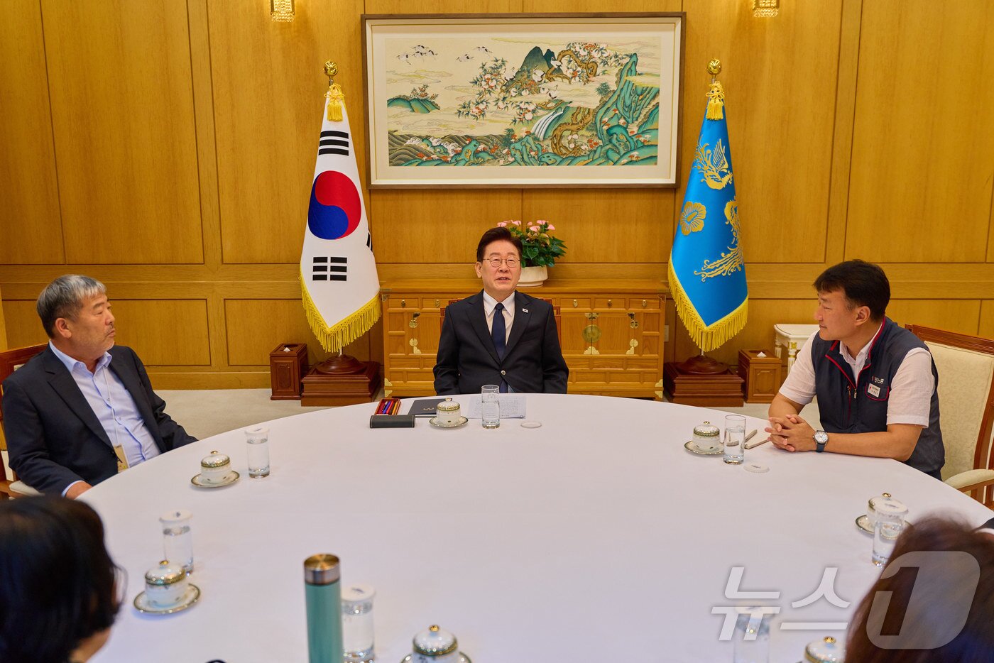 본문 이미지 - 이재명 대통령이 3일 청와대에서 김동명 한국노총 위원장, 양경수 민주노총 위원장과 차담을 나누고 있다. (청와대 제공. 재판매 및 DB 금지) 2026.9.3 ⓒ 뉴스1 허경 기자