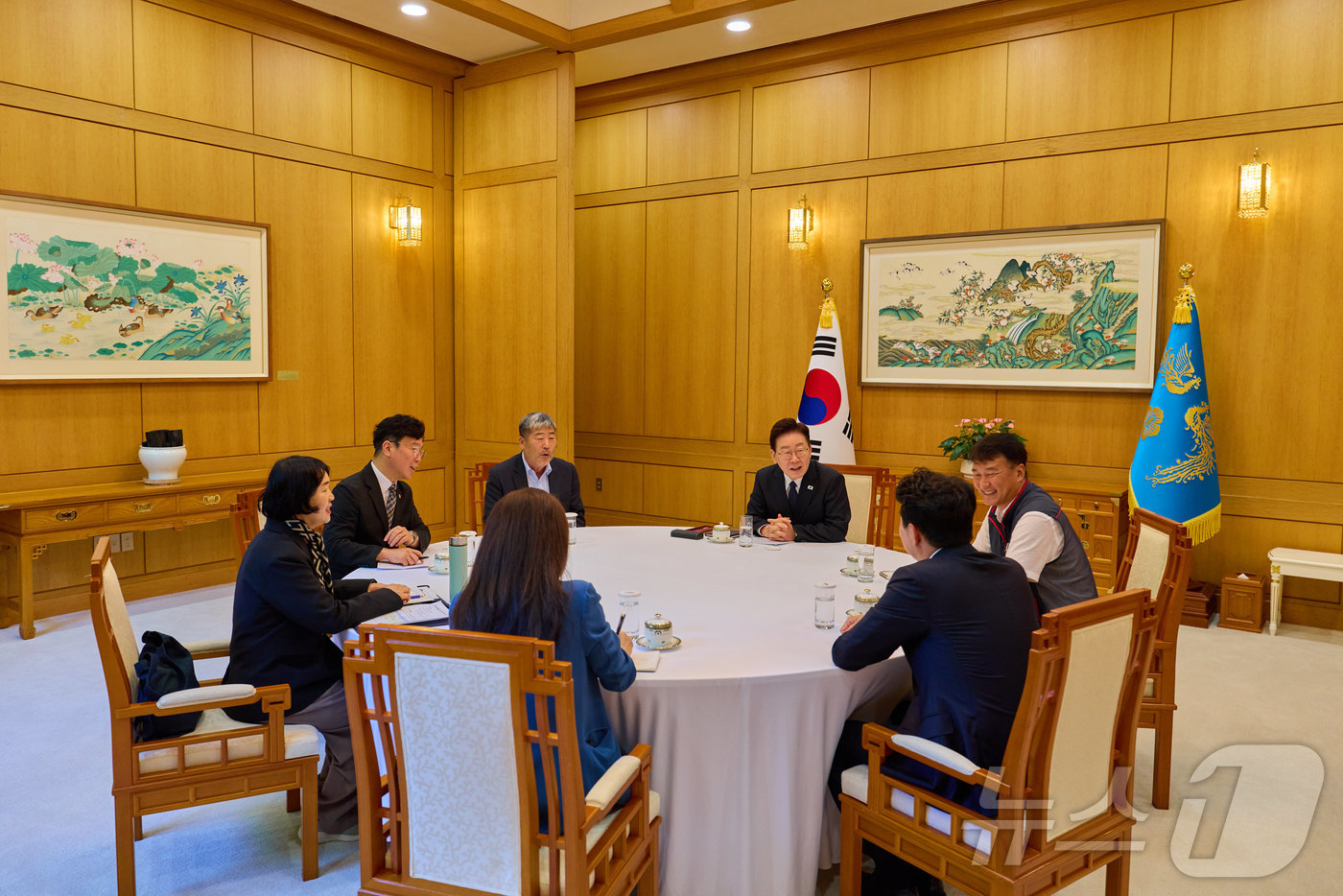 (서울=뉴스1) 허경 기자 = 이재명 대통령이 3일 청와대에서 김동명 한국노총 위원장, 양경수 민주노총 위원장과 차담을 나누고 있다. (청와대 제공. 재판매 및 DB 금지) 202 …