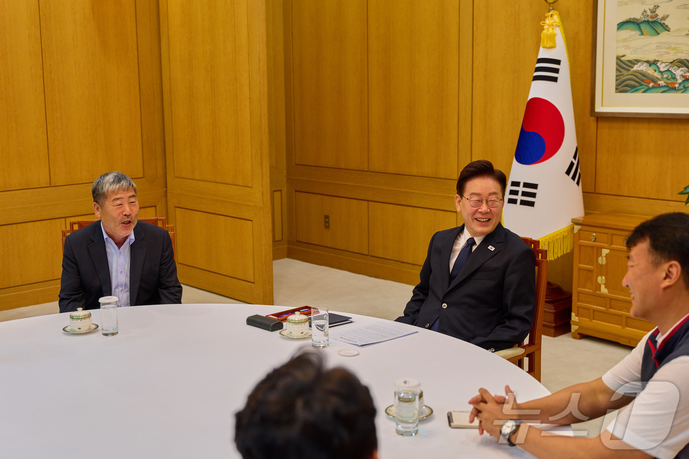 (서울=뉴스1) 허경 기자 = 이재명 대통령이 3일 청와대에서 김동명 한국노총 위원장, 양경수 민주노총 위원장과 차담을 나누고 있다. (청와대 제공. 재판매 및 DB 금지) 202 …