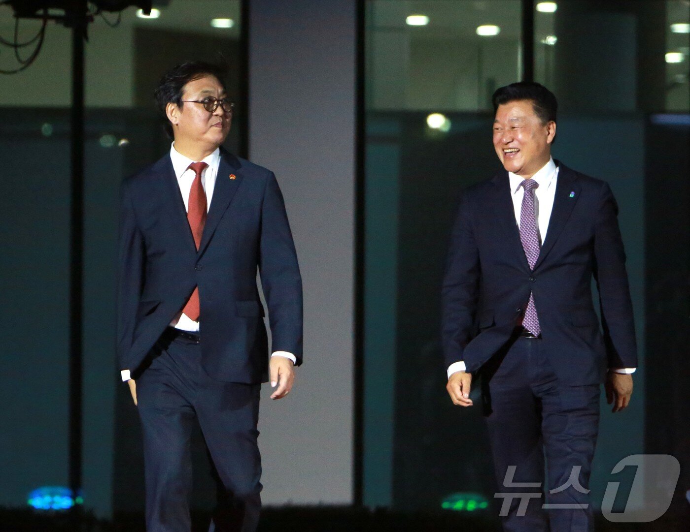 본문 이미지 - 최휘영 문화체육관광부 장관과 신용한 충북도지사가 3일 오후 충북 제천시 예술의전당에서 열린 22회 제천국제음악영화제(JIMFF) 개막식 레드카펫 행사에서 나란히 레드카펫을 밟고 있다. 2026.9.3 ⓒ 뉴스1 손도언 기자