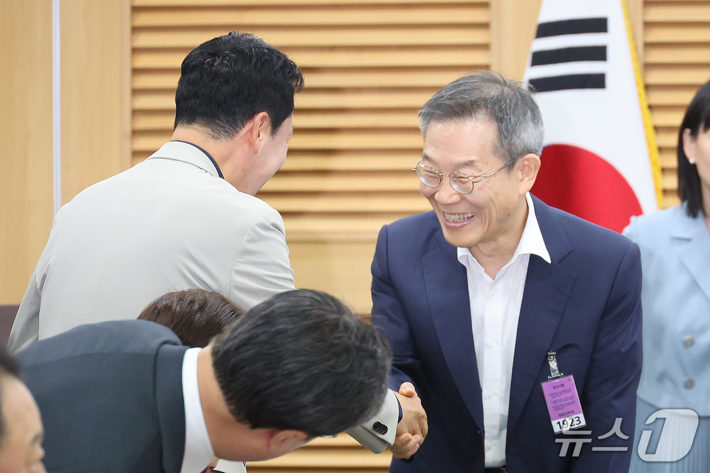 (서울=뉴스1) 신웅수 기자 = 장동혁 국민의힘 대표와 이종호 전 과학기술정보통신부 장관이 30일 서울 여의도 국회 의원회관에서 열린 굿모닝 수요 정책 아카데미에서 인사하고 있다. …