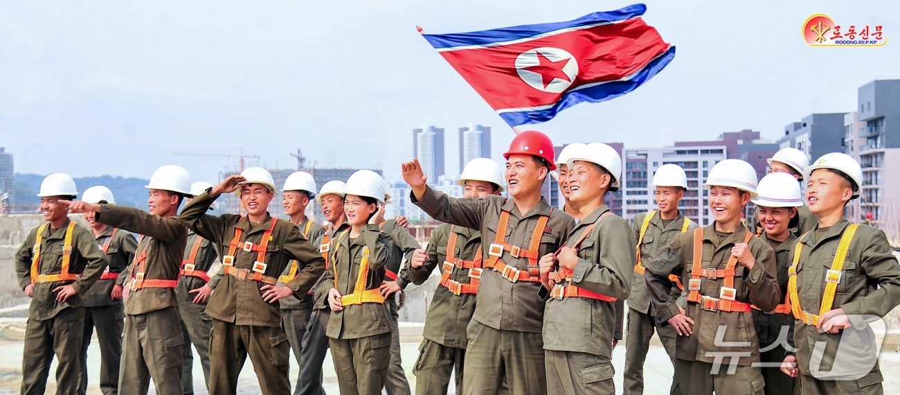(평양 노동신문=뉴스1) = 북한 노동당 기관지 노동신문은 30일 평양 화성지구 5단계 건설에 투입된 신입 병사들을 기능공으로 양성하고 있다며 군인 건설자들의 역할을 부각했다. [ …
