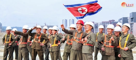 "구호만 바꾸면 학교"…김정은도 질타한 北 지방공장 '복붙 설계'