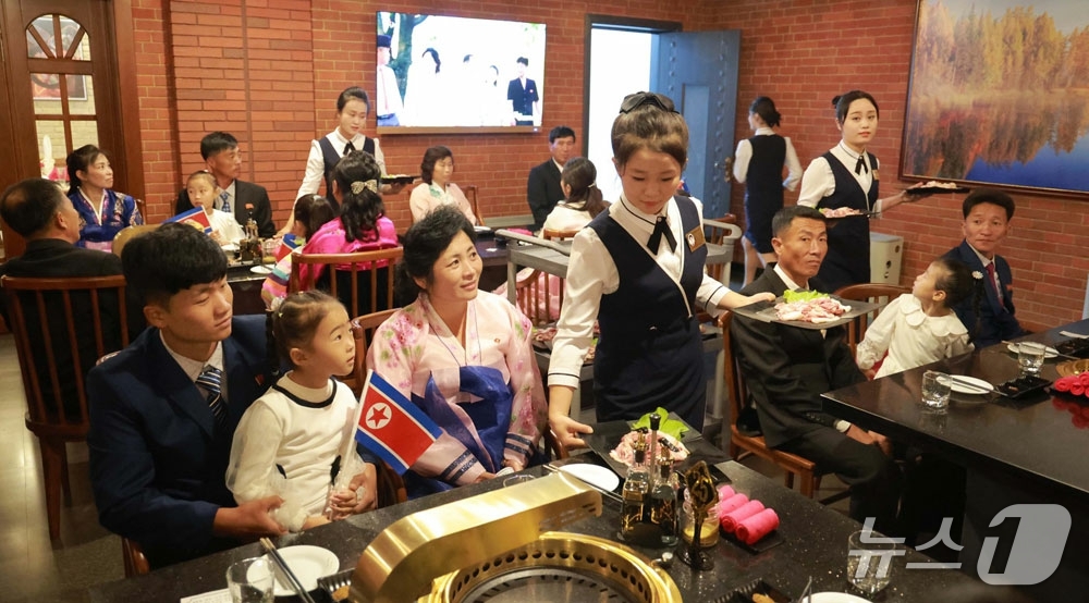(평양 노동신문=뉴스1) = 북한 노동당 기관지 노동신문은 지난 29일 강원도 원산시에 불고기 전문식당이 들어서 준공식을 열고 첫 손님을 맞았다고 30일 보도했다. [국내에서만 사 …