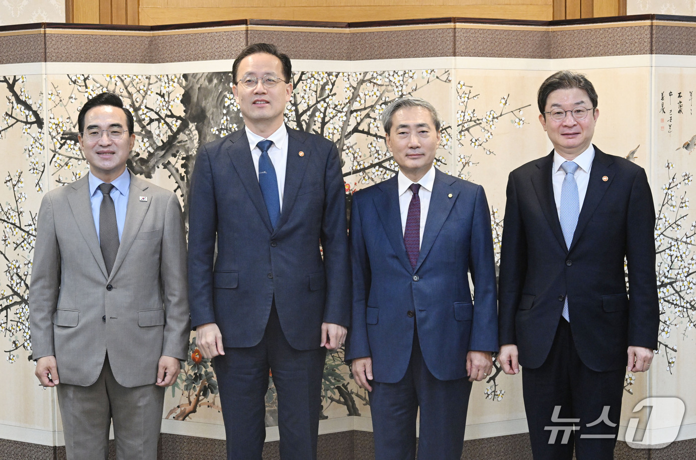 (서울=뉴스1) = 이형일 부총리 겸 재정경제부 장관이 30일 서울 종로구 정부서울청사에서 열린 '확대 거시재정금융간담회'에 앞서 참석자들과 기념촬영을 하고 있다.왼쪽부터 박홍근 …