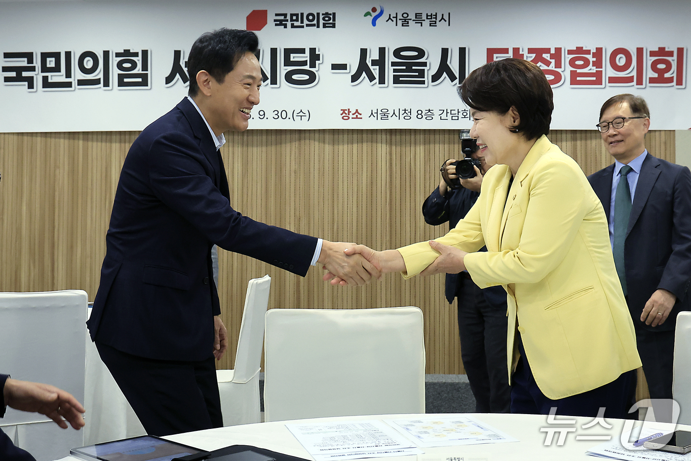 (서울=뉴스1) 박정호 기자 = 오세훈 서울시장이  30일 오전 서울시 중구 서울시청 간담회장에서 열린 국민의힘 서울특별시당-서울시 당정협의회에서 조은희 국민의힘 서울시당위원장과 …