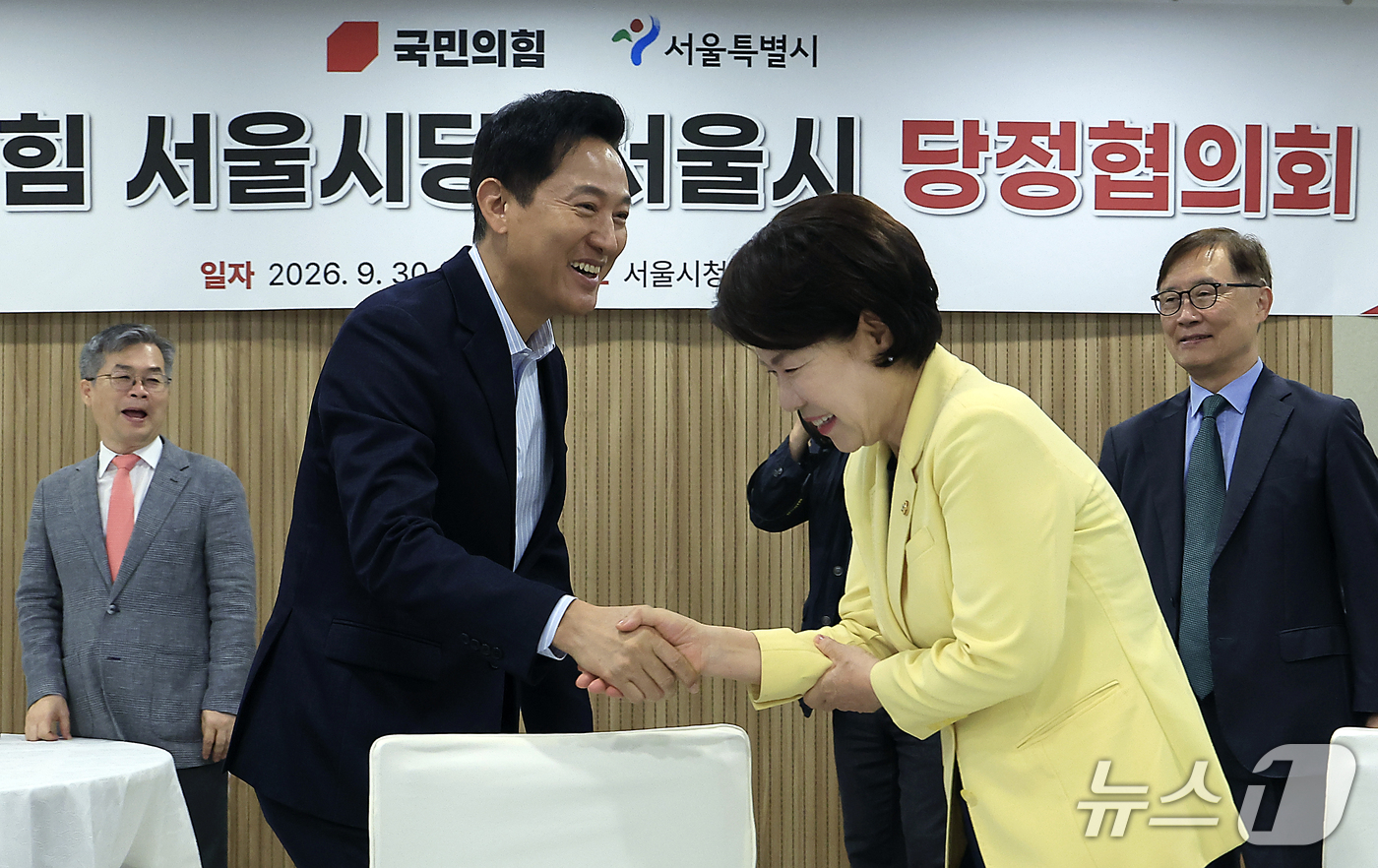 (서울=뉴스1) 박정호 기자 = 오세훈 서울시장이  30일 오전 서울시 중구 서울시청 간담회장에서 열린 국민의힘 서울특별시당-서울시 당정협의회에서 조은희 국민의힘 서울시당위원장과 …