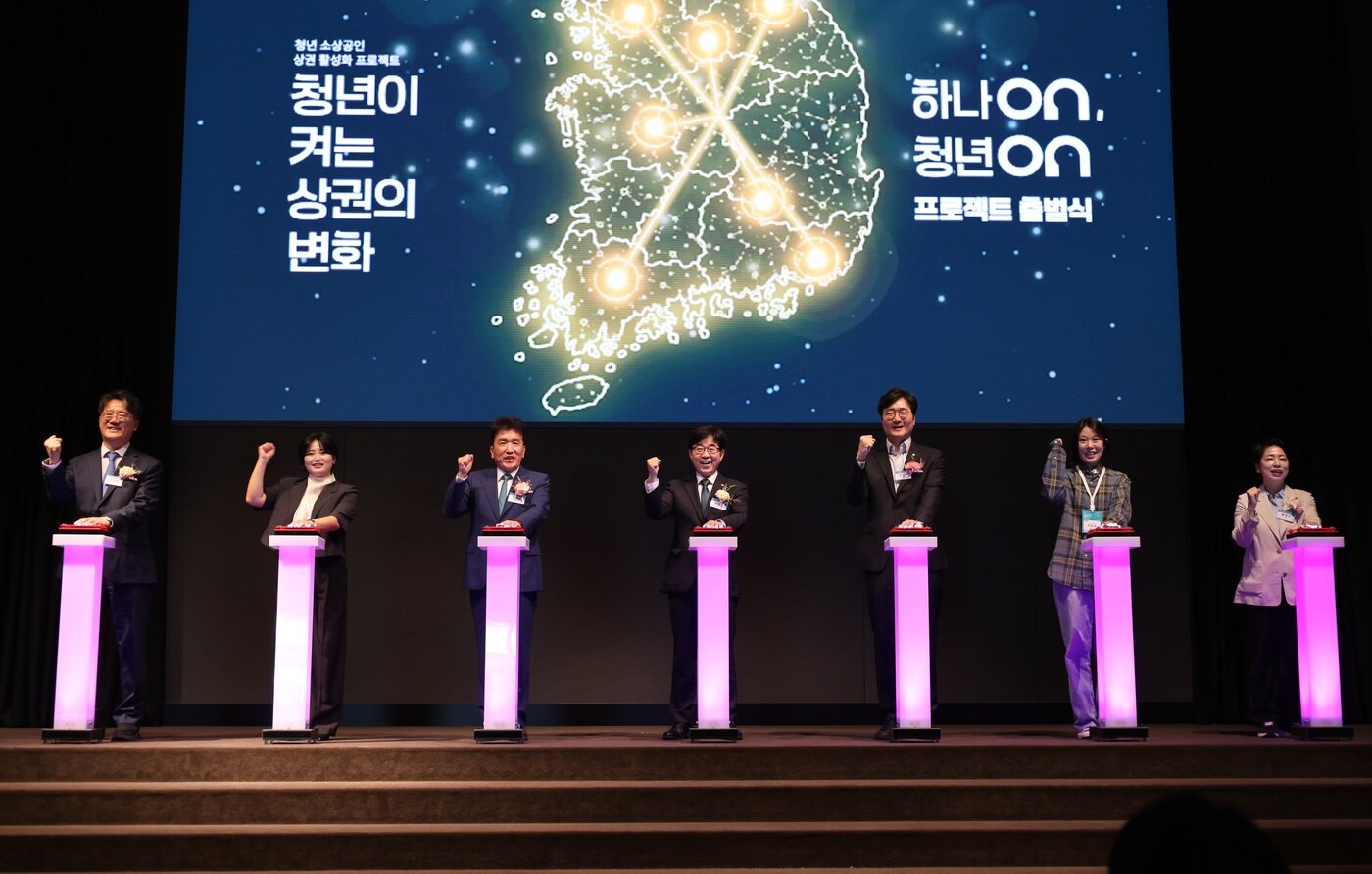 본문 이미지 - 인태연 소상공인시장진흥공단 이사장(가운데), 지영한 대전광역시 정무과학부시장(왼쪽 첫 번째), 함영주 하나금융그룹 회장(왼쪽에서 세 번째), 장철민 의원(오른쪽 세 번째), 황정아 의원(오른쪽 첫 번째)이 기념사진을 찍고 있다.(소상공인시장진흥공단 제공)