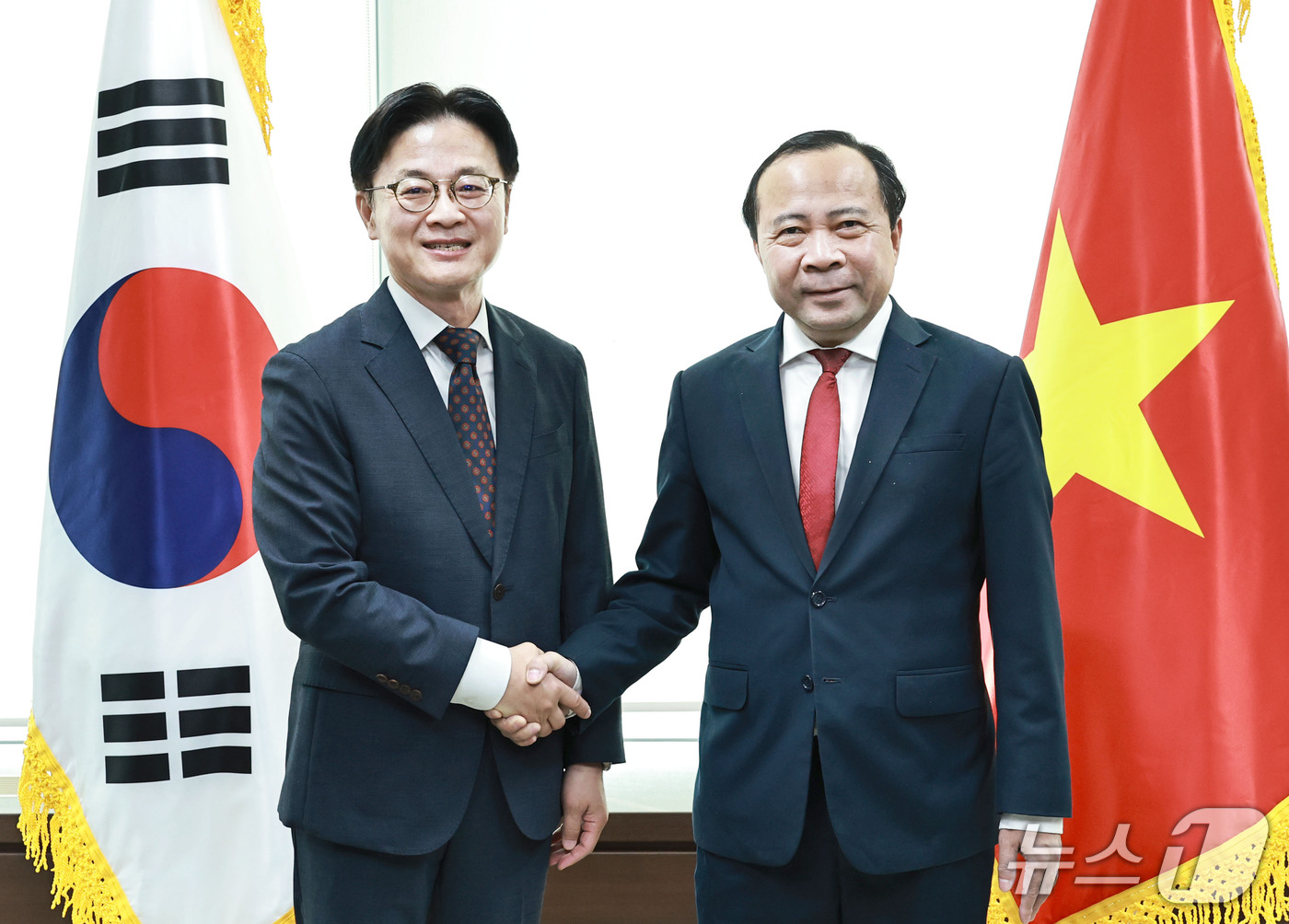(서울=뉴스1) = 김정관 산업통상부 장관이 30일 서울 강남구 한국기술센터에서 부 하이 꾸언 베트남 과학기술부 장관과 면담에 앞서 악수하고 있다. (산업통상부 제공. 재판매 및 …