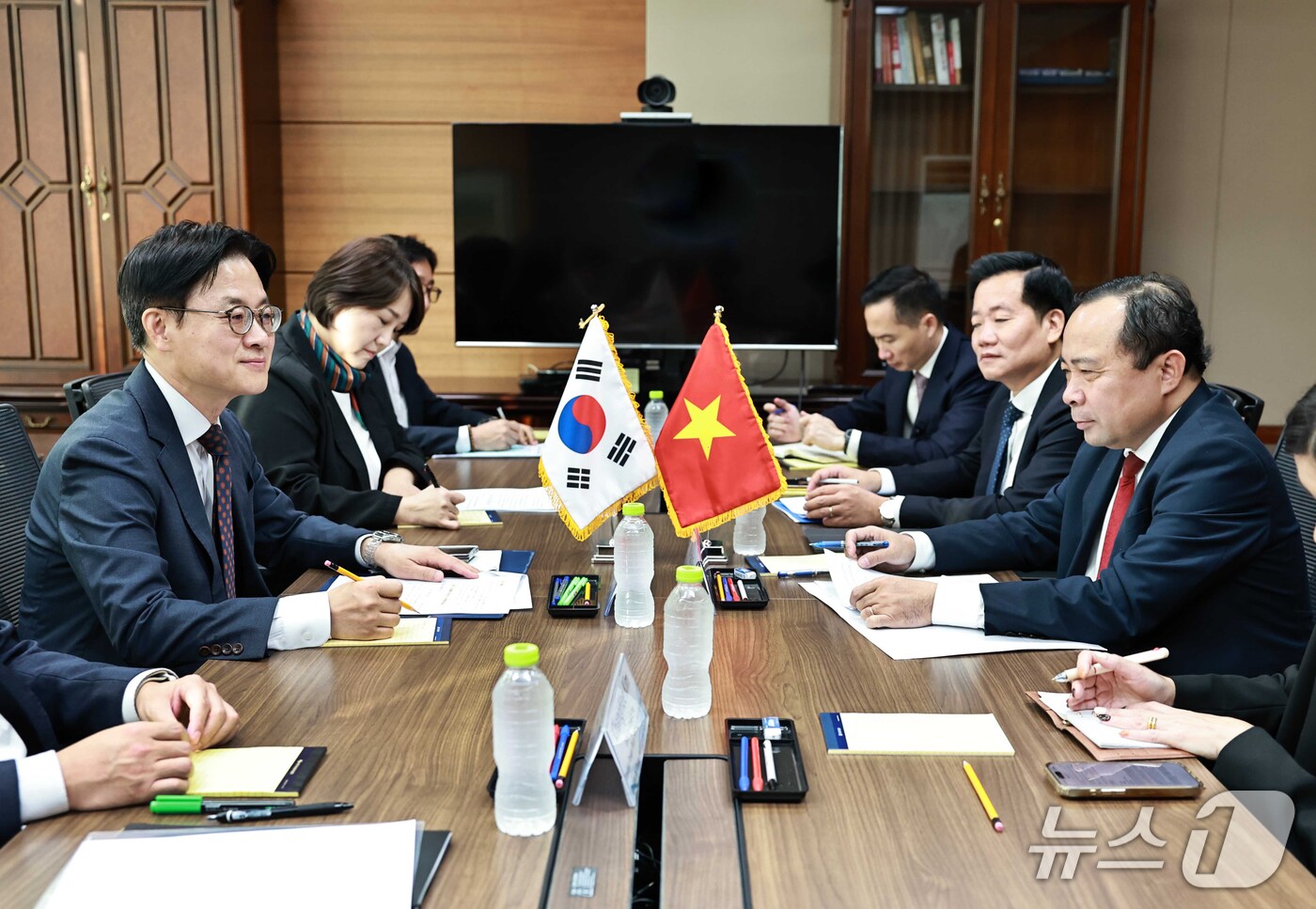 (서울=뉴스1) = 김정관 산업통상부 장관이 30일 서울 강남구 한국기술센터에서 부 하이 꾸언 베트남 과학기술부 장관과 면담하고 있다. (산업통상부 제공. 재판매 및 DB 금지) …