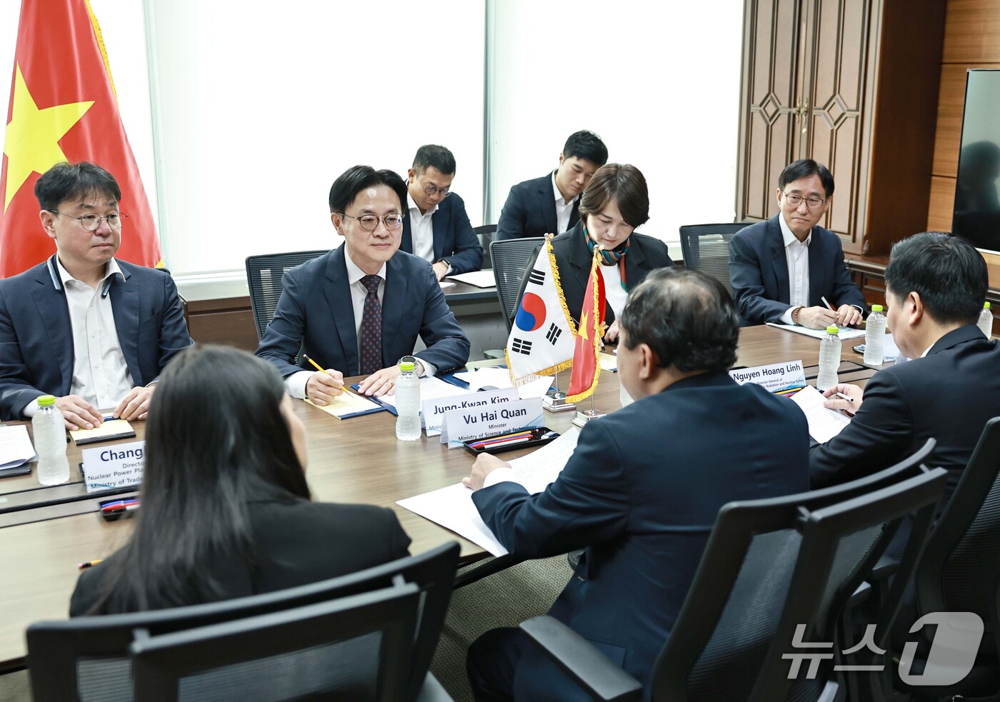 (서울=뉴스1) = 김정관 산업통상부 장관이 30일 서울 강남구 한국기술센터에서 부 하이 꾸언 베트남 과학기술부 장관과 면담하고 있다. (산업통상부 제공. 재판매 및 DB 금지) …