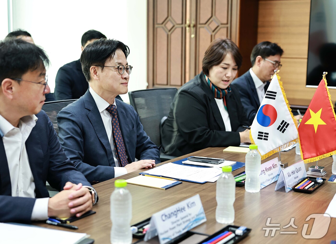 (서울=뉴스1) = 김정관 산업통상부 장관이 30일 서울 강남구 한국기술센터에서 부 하이 꾸언 베트남 과학기술부 장관과 면담하고 있다. (산업통상부 제공. 재판매 및 DB 금지) …