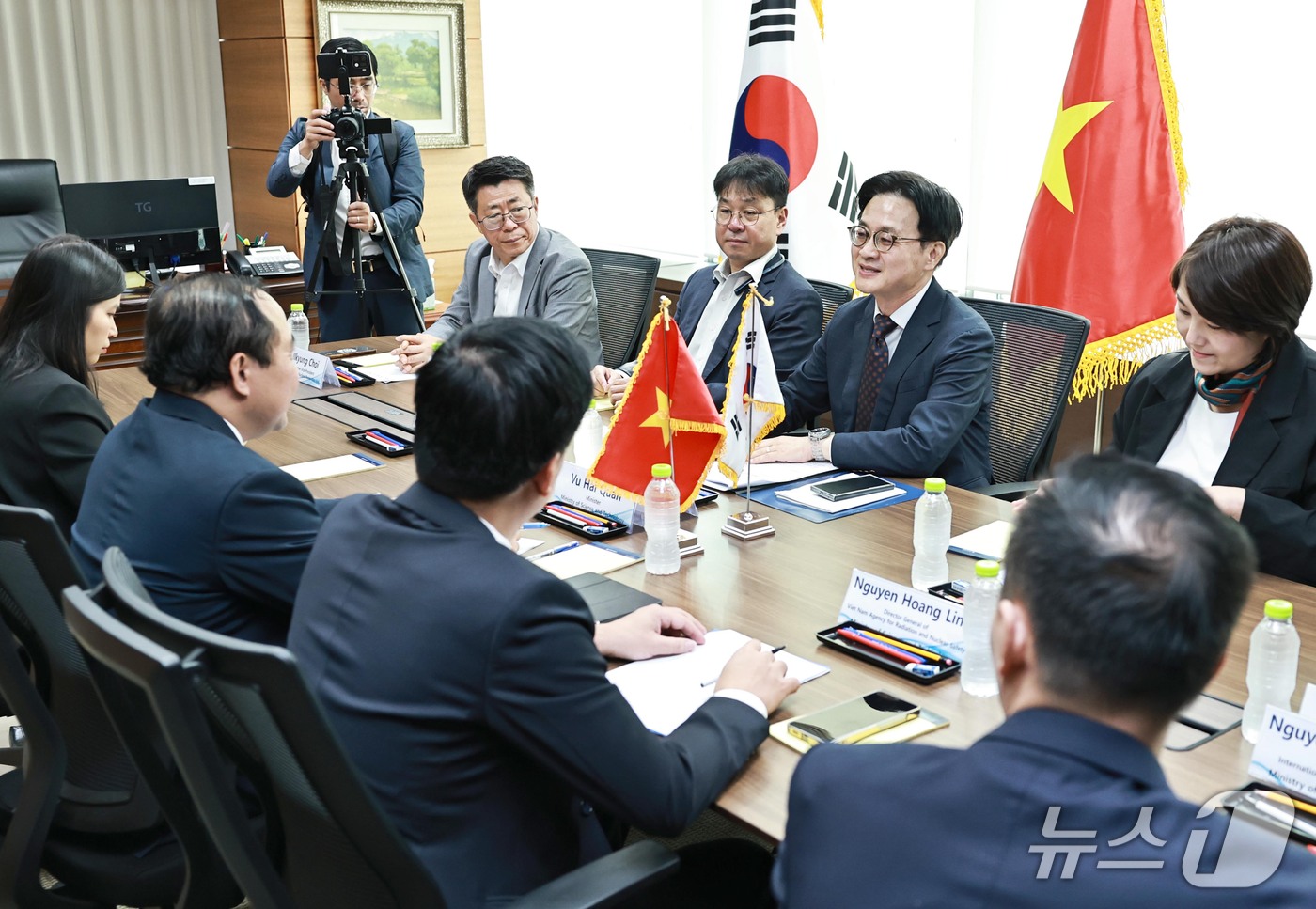 (서울=뉴스1) = 김정관 산업통상부 장관이 30일 서울 강남구 한국기술센터에서 부 하이 꾸언 베트남 과학기술부 장관과 면담하고 있다. (산업통상부 제공. 재판매 및 DB 금지) …