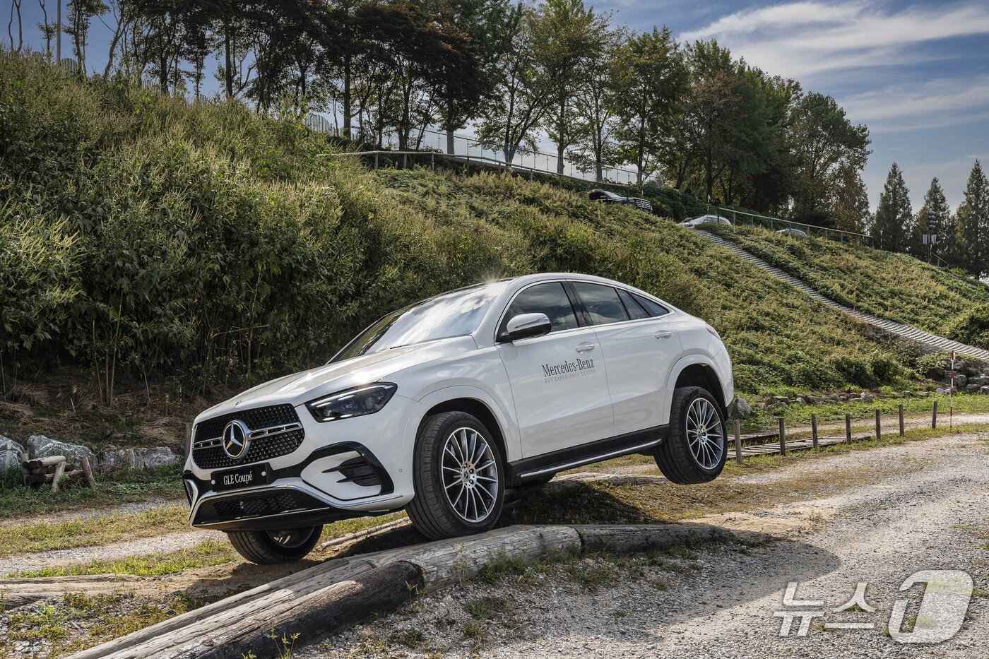 본문 이미지 - 지난 29일 경기 용인 메르세데스-벤츠 SUV 익스피리언스 센터 내 코스를 벤츠 SUV GLE 쿠페 차량이 주행하는 모습.(메르세데스-벤츠 코리아 제공) 2026.9.30/뉴스1