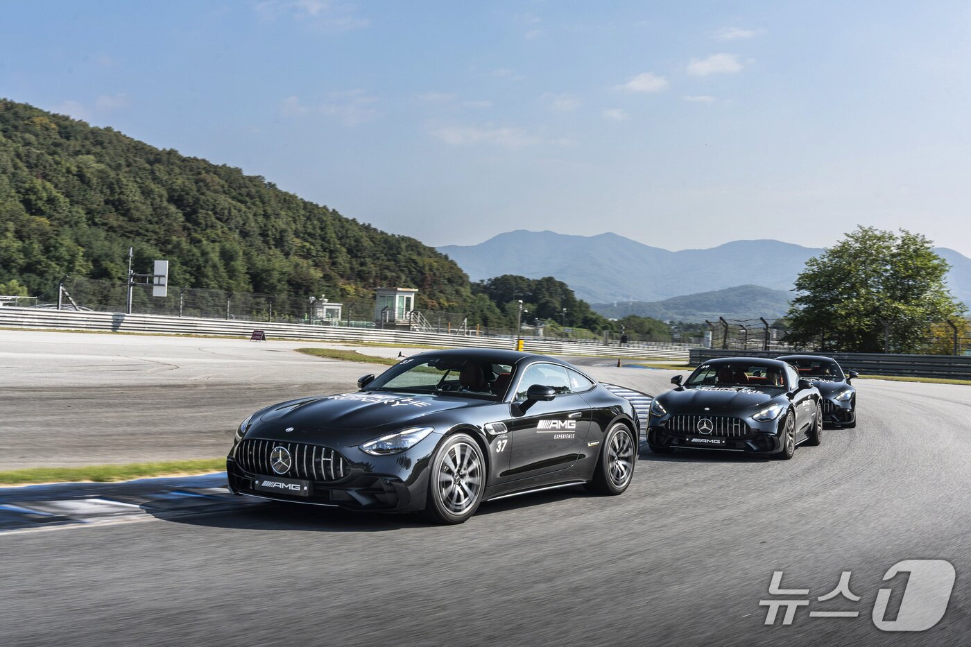 본문 이미지 - 지난 29일 경기 용인 AMG 스피드웨이에서 메르세데스-AMG GT 43 차량이 주행하는 모습(메르세데스-벤츠 코리아 제공) 2026.9.30/뉴스1