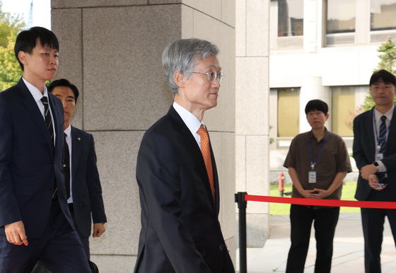 출근하는 조희대 대법원장