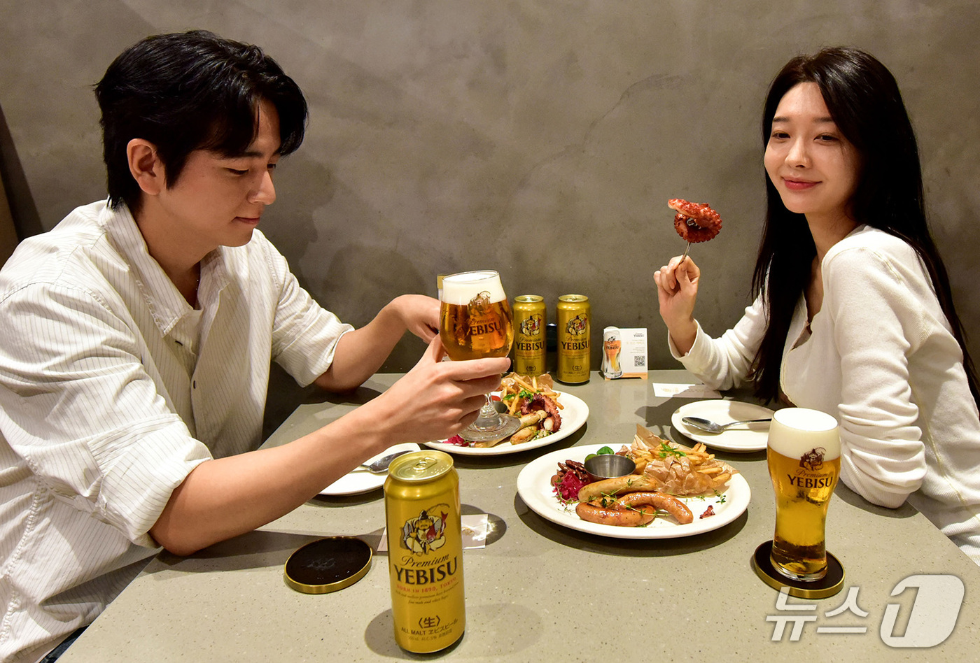 (서울=뉴스1) = 맥주 브랜드 에비스(YEBISU)의 한국 공식 수입·유통사 엠즈베버리지가 오는 10월 11일까지 서울 영등포구 더현대 서울에서 팝업 매장인 ‘에비스 더 라운지( …