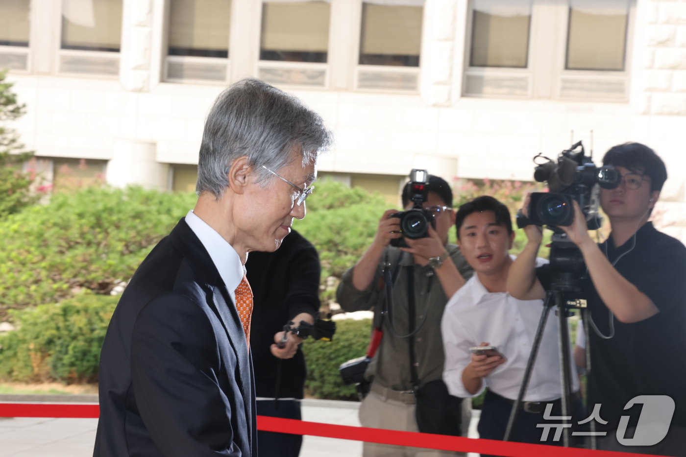 (서울=뉴스1) 이광호 기자 = 조희대 대법원장이 30일 오전 서울 서초구 대법원으로 출근하고 있다. 2026.9.30/뉴스1