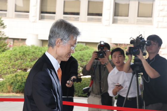 출근하는 조희대 대법원장