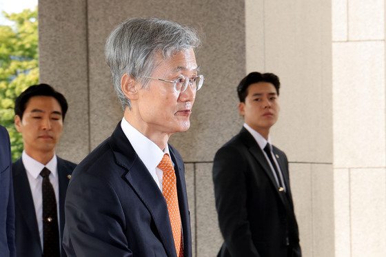 출근하는 조희대 대법원장