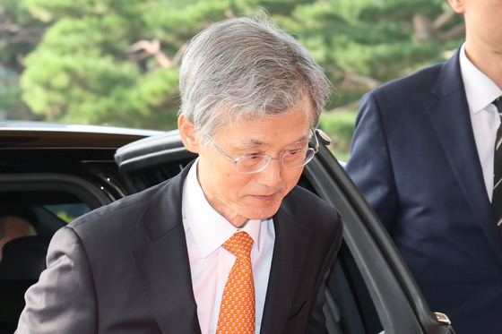 출근하는 조희대 대법원장