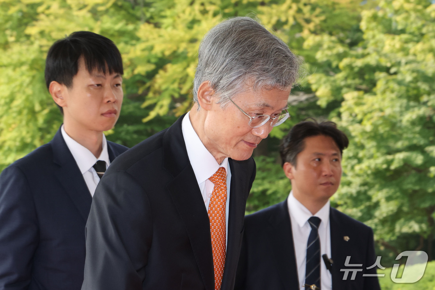 (서울=뉴스1) 이광호 기자 = 조희대 대법원장이 30일 오전 서울 서초구 대법원으로 출근하고 있다. 2026.9.30/뉴스1