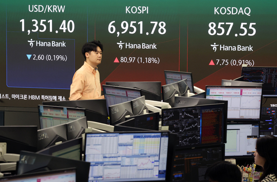 분기말 수출업체 환전에 환율 4.5원↓…강달러에도 1350원대 초반