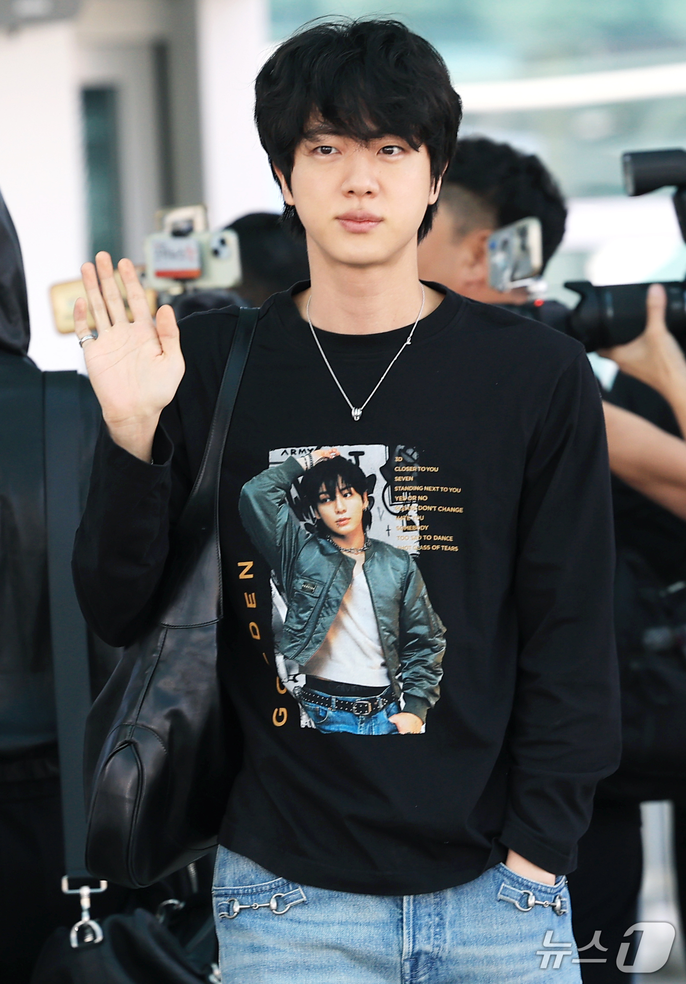 (인천공항=뉴스1) 권현진 기자 = 방탄소년단(BTS) 진이 해외일정을 위해 30일 인천국제공항을 통해 미국 애틀란타로 출국하며 인사를 하고 있다. 이날 진은 멤버이자 아끼는 막내 …