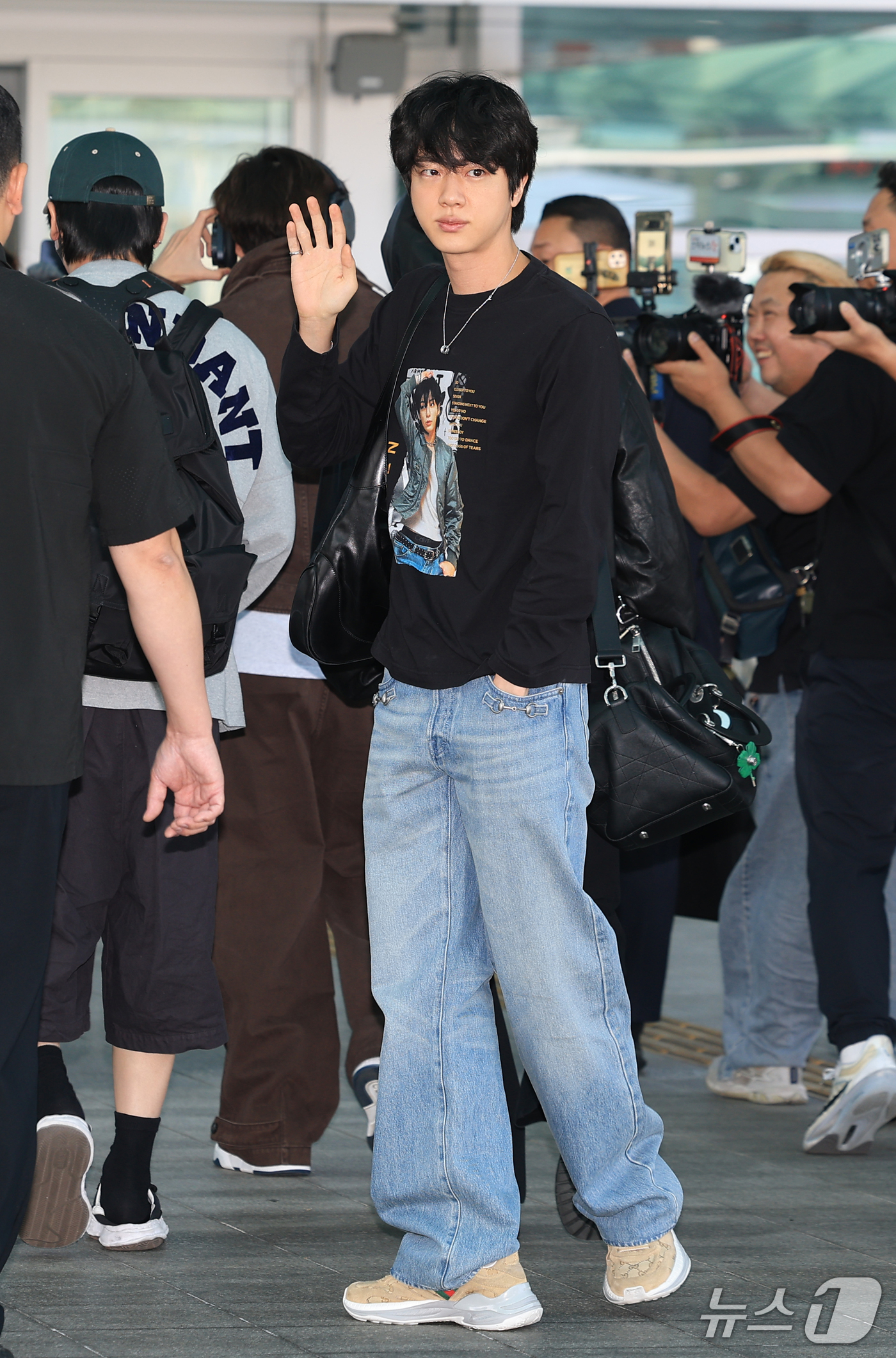 (인천공항=뉴스1) 권현진 기자 = 방탄소년단(BTS) 진이 해외일정을 위해 30일 인천국제공항을 통해 미국 애틀란타로 출국하며 인사를 하고 있다. 이날 진은 멤버이자 아끼는 막내 …