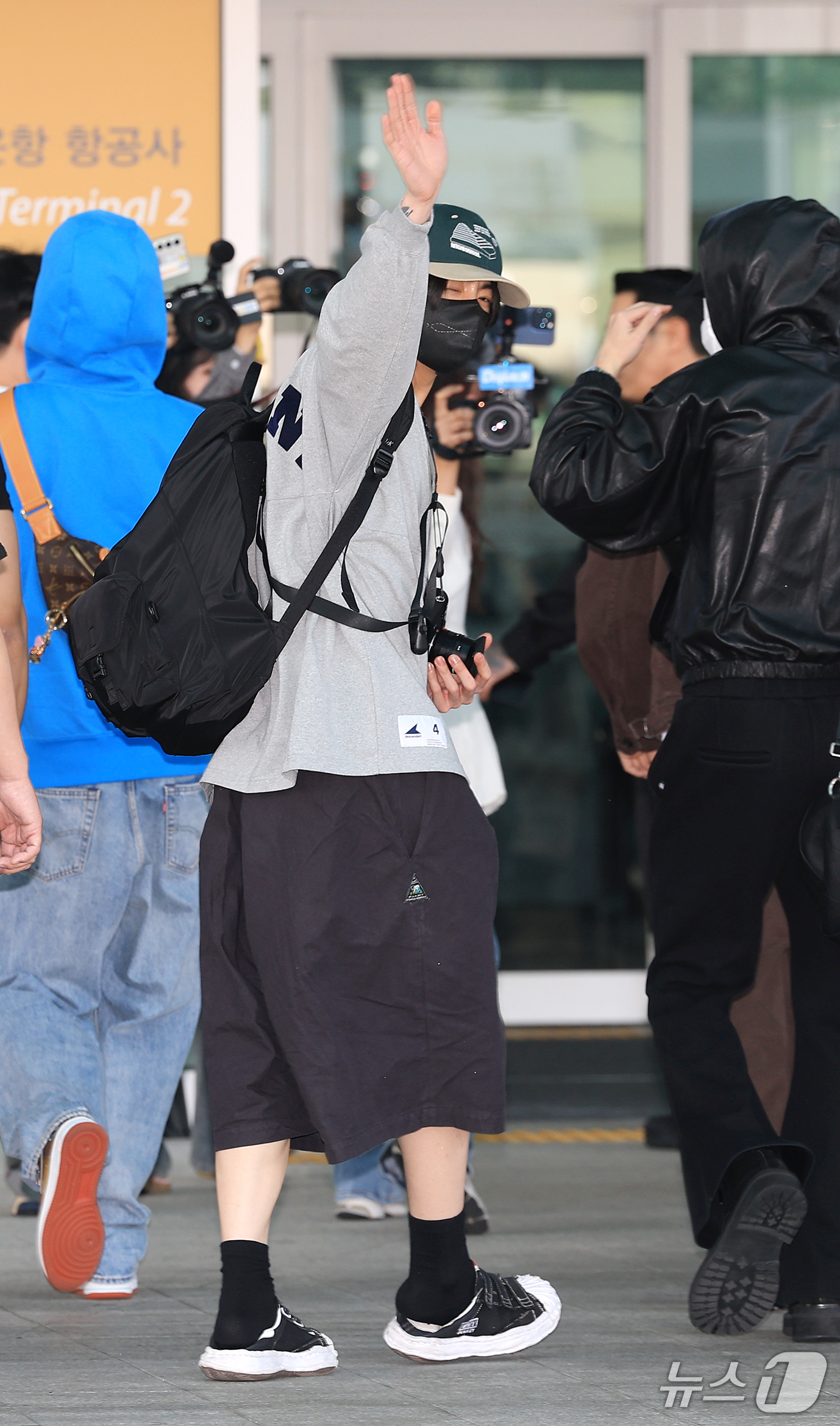 (인천공항=뉴스1) 권현진 기자 = 방탄소년단(BTS) 정국이 해외일정을 위해 30일 인천국제공항을 통해 미국 애틀란타로 출국하고 있다. 2026.9.30/뉴스1