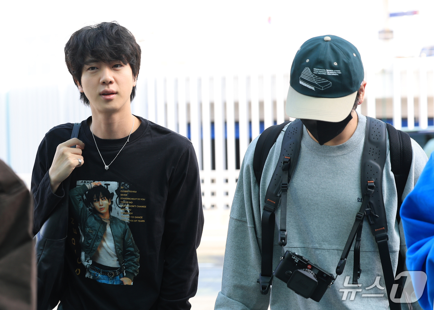 (인천공항=뉴스1) 권현진 기자 = 방탄소년단(BTS) 진이 해외일정을 위해 30일 인천국제공항을 통해 미국 애틀란타로 출국하고 있다. 이날 진은 멤버이자 아끼는 막내 정국(오른쪽 …