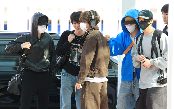 정국 티셔츠 입은 진 의상에 미소짓는 방탄소년단