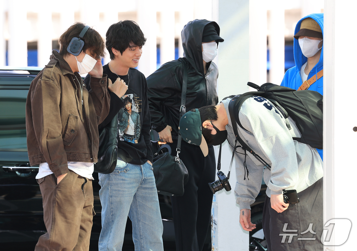 (인천공항=뉴스1) 권현진 기자 = 방탄소년단(BTS) 정국(오른쪽)이 해외일정을 위해 30일 인천국제공항을 통해 미국 애틀란타로 출국하며 자신의 얼굴이 프린팅 된 티셔츠를 입고 …